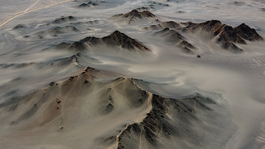 在黑獨(dú)山，感受荒漠中的“水墨丹青”